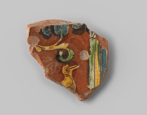 Fragment (foot) with red sherd, on the inside in sgraffito technique a bird, leaf tendril and bar in the colours ochre, green and blue