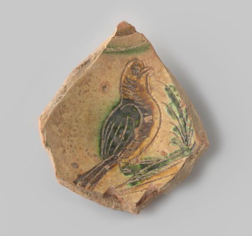 Fragment (foot) with red sherd, on the inside in sgraffito technique a bird in green and brown on a branch, on an ochre-coloured ground