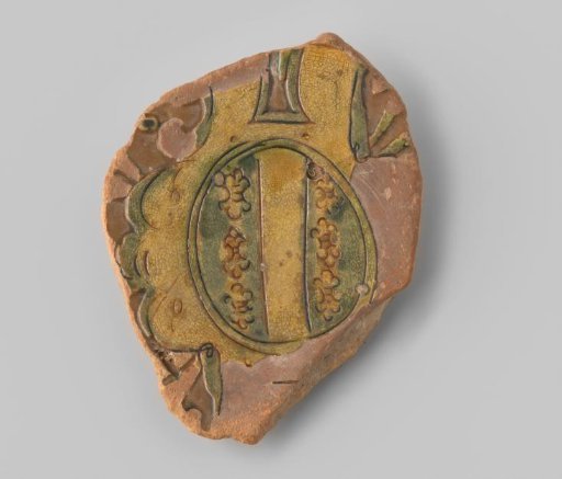 Fragment (foot) with red sherd, in sgraffito technique an egg-shaped coat of arms with a vertical yellow band, on either side of which three French lilies are stacked one above the other, in yellow on a green ground