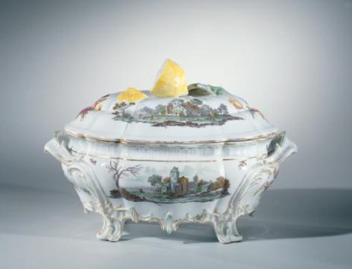 Cover of a tureen with landscapes and bouquets