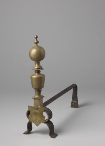 Fire iron decorated with a shield, a conical baluster and a sphere