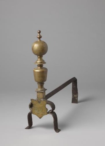 Fender with a decoration consisting of a shield, a conical baluster and a sphere