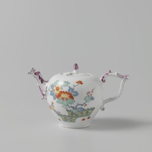 Teapot with lid, polychrome painted with a Kakiemon decoration