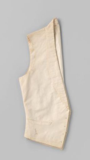 Waistcoat with three patch pockets, the upper one placed diagonally, two times five buttonholes and deep continuous shawl collar of white piqué; white cotton lining