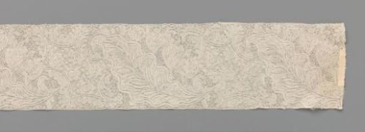 Strip of bobbin lace with diagonally placed leaves and seven-pointed cartouches