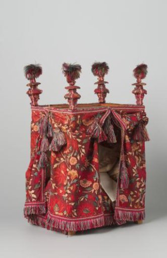 Canopy bed, made of velvet with damask curtains