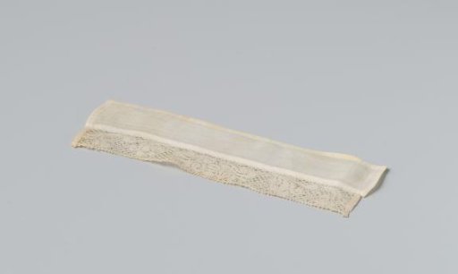 Cupboard cloth made of linen, with a strip of bobbin lace on the front
