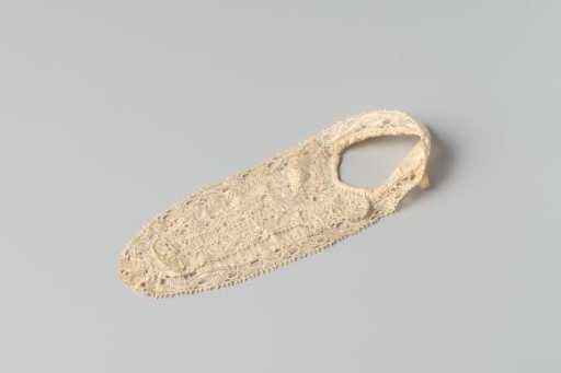 Apron or bib of linen, trimmed with bobbin lace
