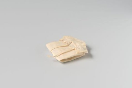 Shirt of linen, collar and cuffs trimmed with bobbin lace