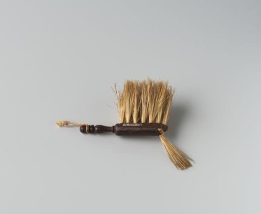 Dustpan of rosewood and boar's hair