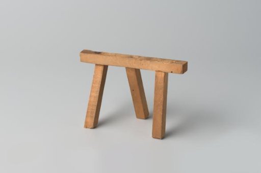 Support of walnut