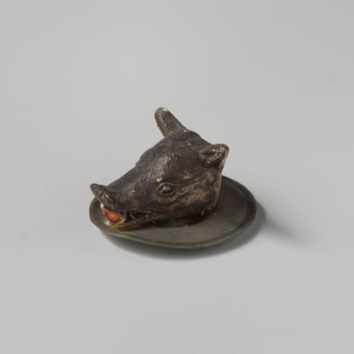 Plate with oval pie