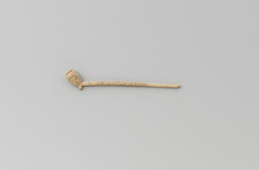 Pipe with Fortuna on the bowl
