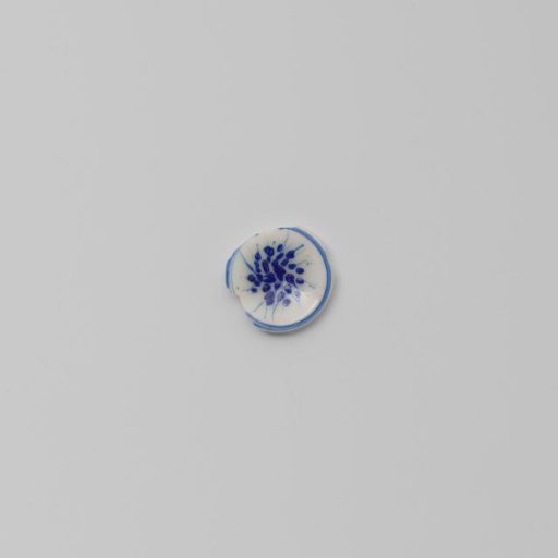 Plate, with a floral motif on the flat surface