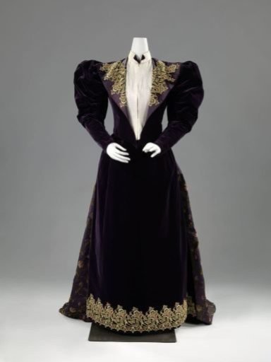 Skirt with train and train of purple velvet, decorated with multicolored floral appliqué.