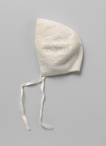 Cotton cap with Zaan embroidery, divided into six compartments, containing circular and elliptical floral motifs; on the crown a rosette with triangles and small leaves
