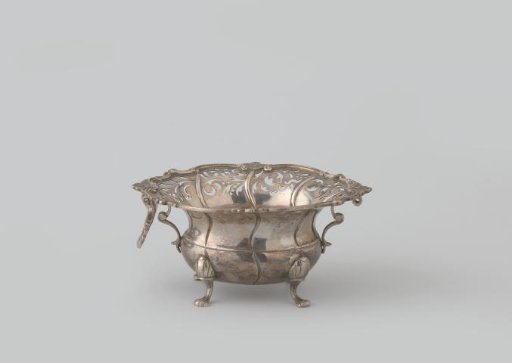 Salt cellar (?) of silver in the form of a cooler with flared rim with scrolls in fretwork