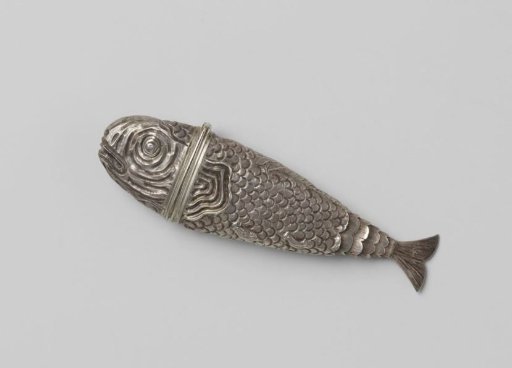 Silver sewing case, in the shape of a fish with a movable tail