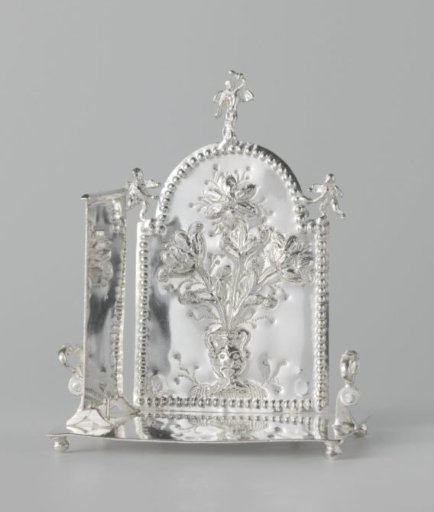 Hearth plate and fire screen on a fireplate