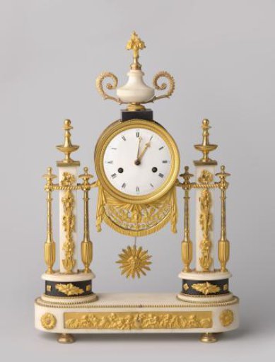 Pendulum of white and black marble with gilt bronze mounts. Oval base decorated with putti, on four legs. The pendulum is crowned by a vase with flowers.