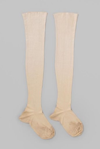 Stocking of white knitted silk, worked in a relief stitch, without a border