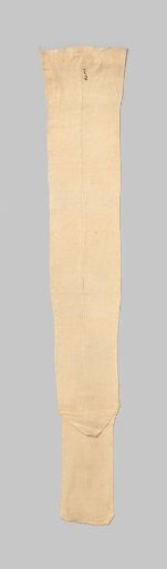 Stocking of white silk in tricot stitch, decorated at the bottom on one side with an embroidered ornamental line ending in a flower