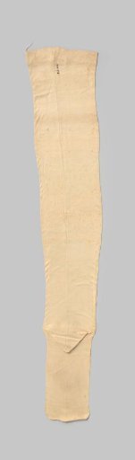 Stocking of white silk in tricot stitch, decorated at the bottom on one side with an embroidered ornamental line ending in a flower