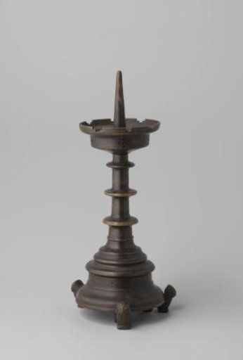 Candelabrum with profiled foot and stem, resting on three lions
