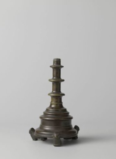 Candelabrum with profiled foot and stem, resting on three lions