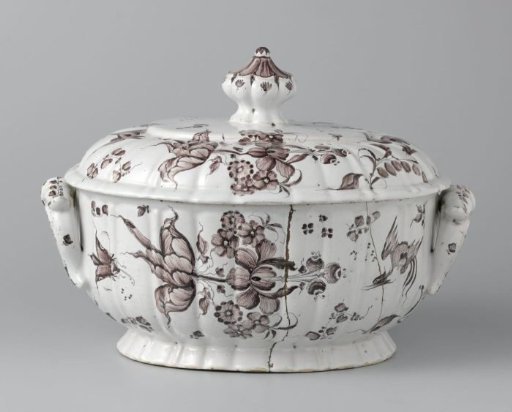 Tureen with lid, painted with flowering branches, flying birds and sprigs