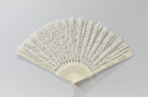 Folding fan with leaf of Duchesse lace, with daisies and scalloped edge, on an openwork mount of ivory, with metal fan ring