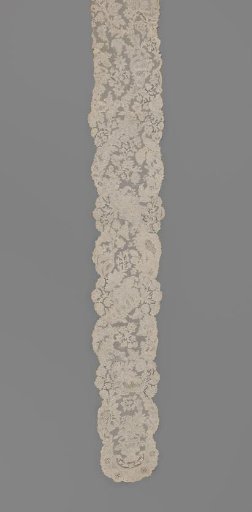 Fontange of Vieux Bruxelles lace; the background is bobbin lace, the ornament is needle lace