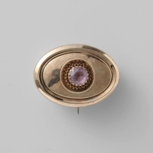 Brooch of gold