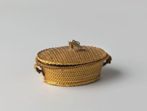 Oval box in the shape of a basket with sewing kit