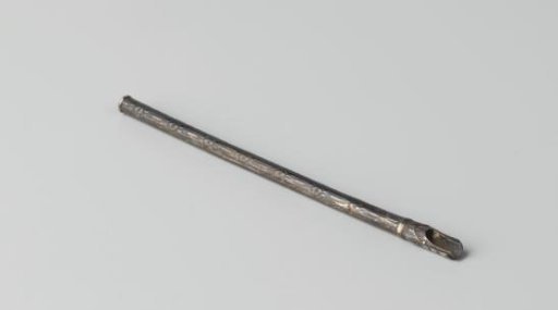 Pennenhouder met geometrisch ornament in reliëf