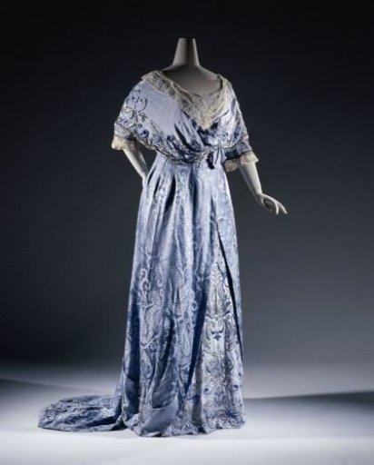 Japon of light blue silk damask with Paisley motifs and crêpe de chine, embroidered in two shades of blue silk, silver thread and with silver spangles