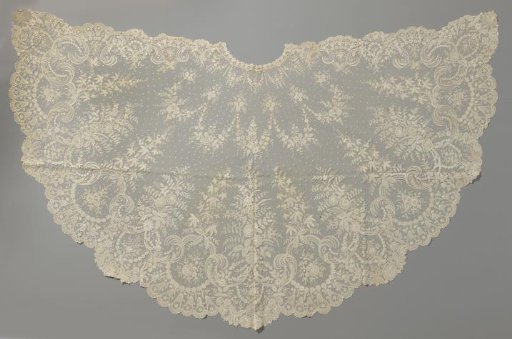 Half-circular shawl of appliqué lace with garlands and radially arranged bouquets