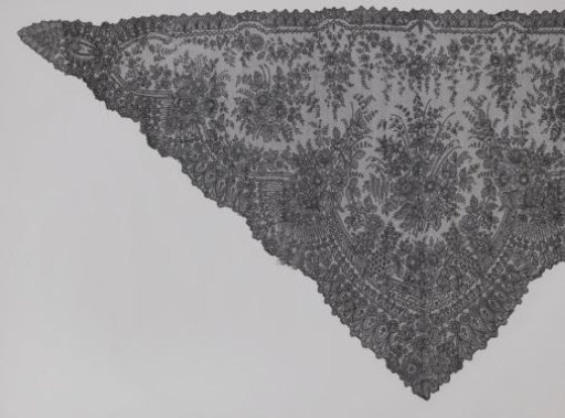Shawl of black bobbin lace with rose bouquets and a meandering line in the lower point