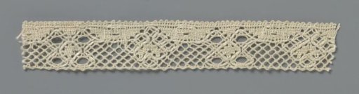 Strip of bobbin lace with a diamond between four circles and a heart between six diamonds