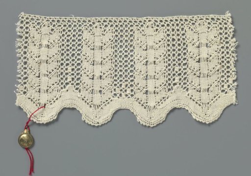 Strip of bobbin lace with standing ears of corn or "stående ax"