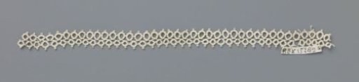 Doily of knotted lace with a circle on eight warp threads in the center