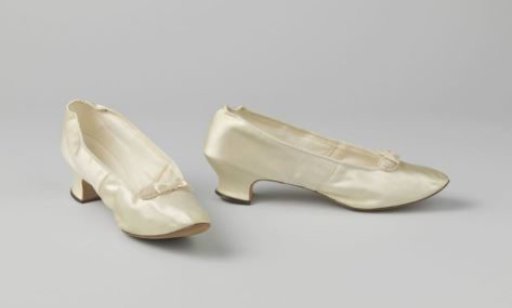 Lady's shoe of ivory-white satin adorned with a bow of ivory-white artificial beads and a bow of ivory-white satin on top
