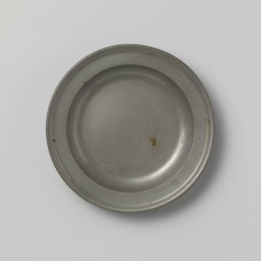Tin plate with a raised rim