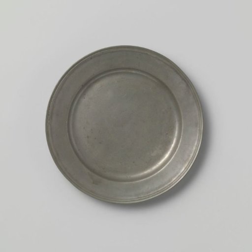 Tin plate with a raised rim