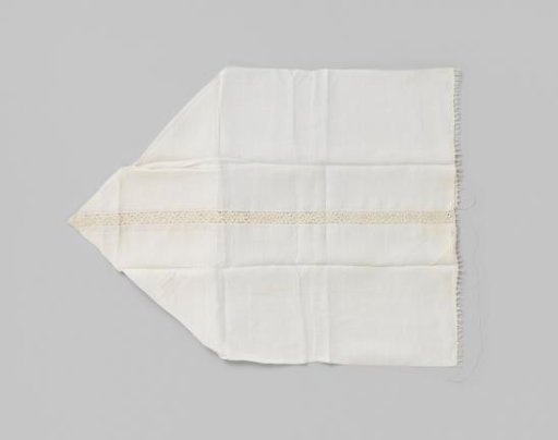 Linen towel decorated on three sides with Flemish bobbin lace