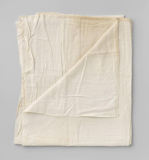 Linen decorated with bobbin lace and fils-tirés