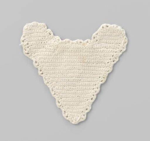 Heart-shaped knitted white cotton pinafore for doll