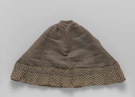 Skirt of beige checkered wool with 7 black buttons