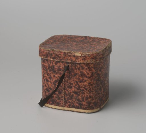 Rectangular hatbox with rounded corners, covered with red and black speckled paper