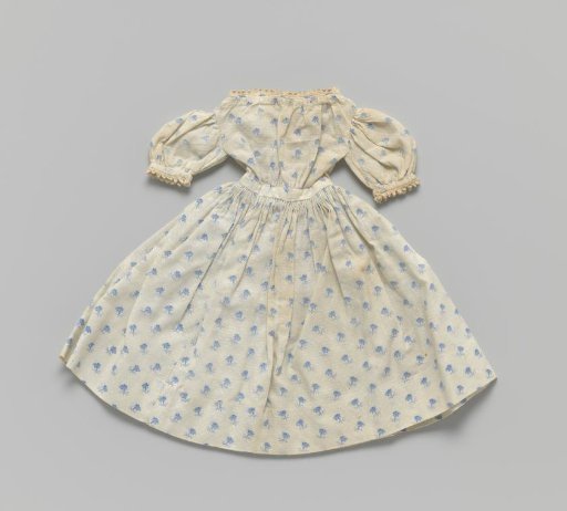 Japanese-style gown of white silk with blue flowers